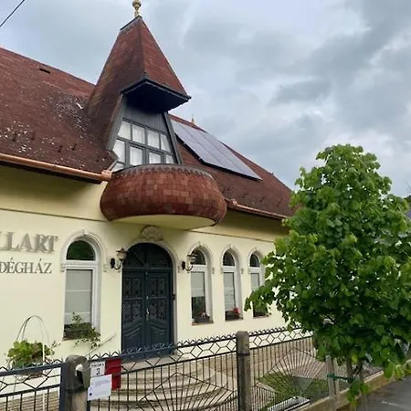 Villart Vendeghaz Guest house *